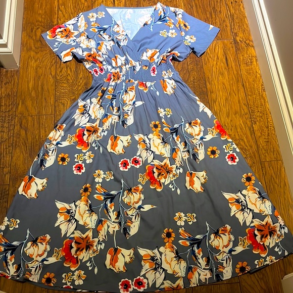 GORGEOUS NWOT floral midi dress - Picture 1 of 4